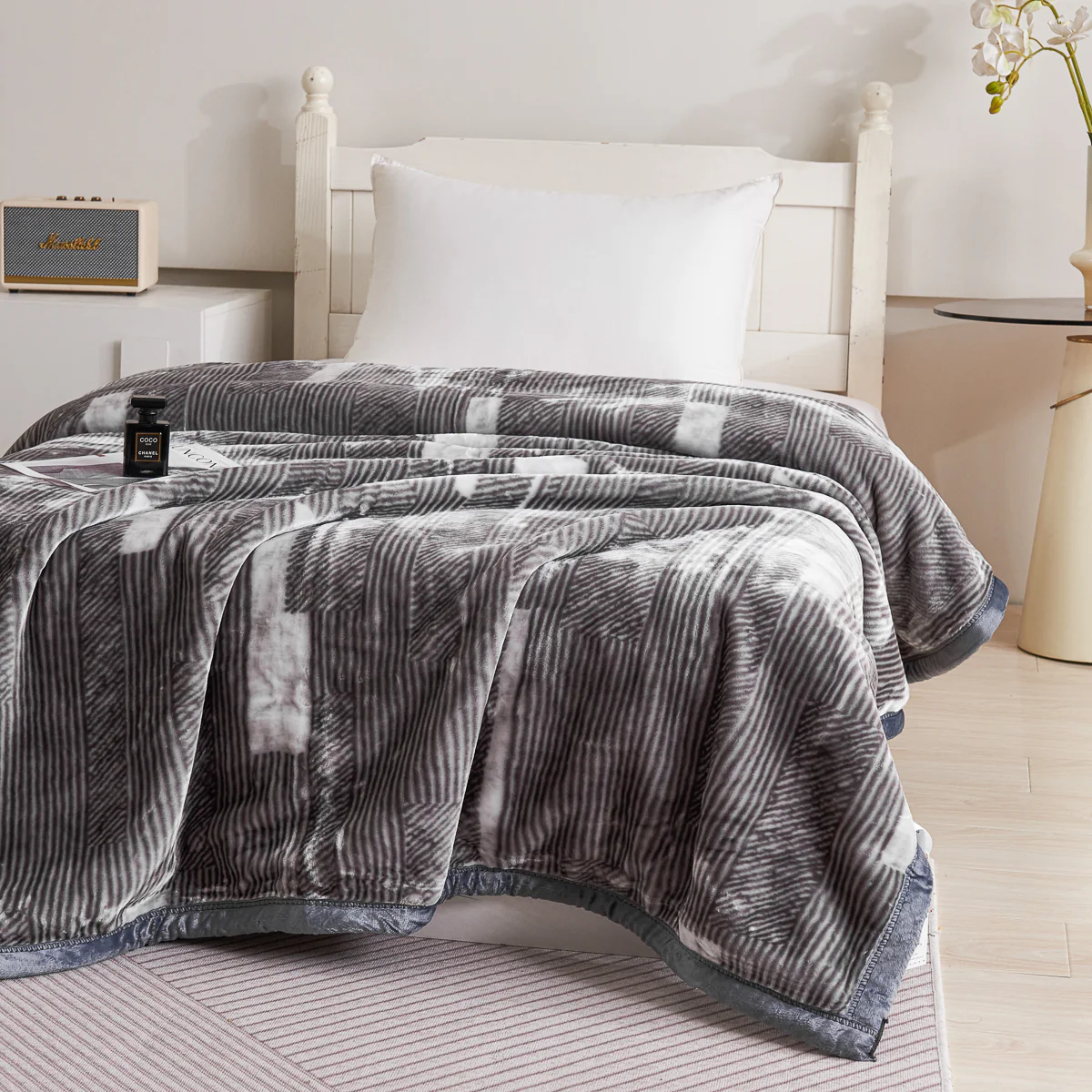 Logan Cloudy Blanket - Image 4