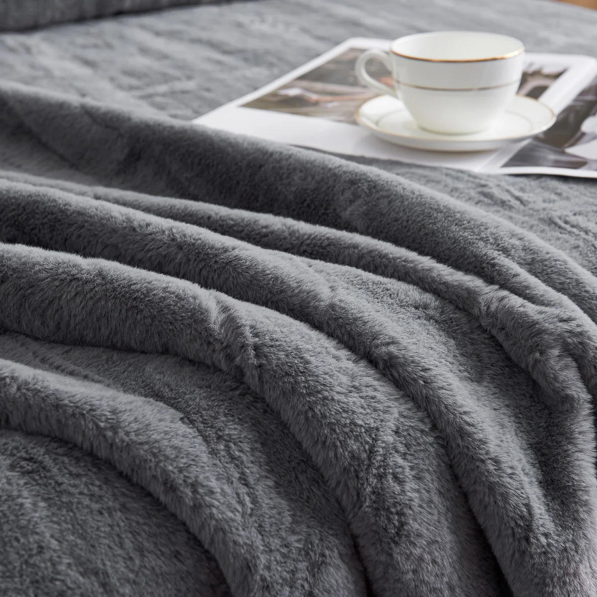 Stan Luxe Faux Fur Winter Blanket - Image 7
